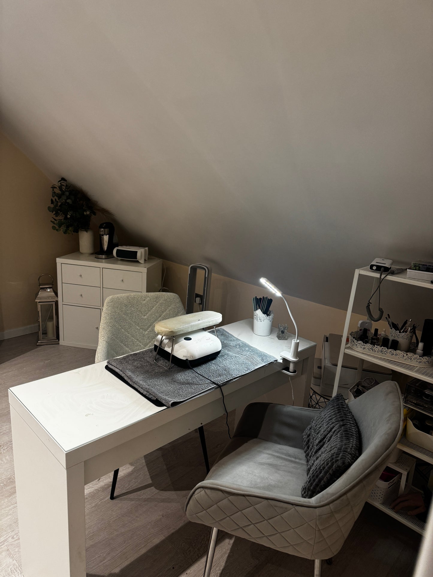 THE ACRYLIC NAIL SYSTEM